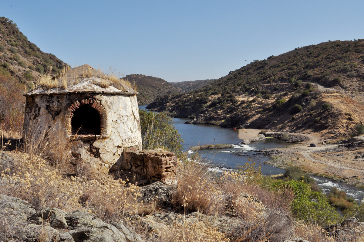 &Uacute;ltimo testemunho
Las azenhas son los &uacute;ltimos testimonios de las construcciones que jalonaban el curso del Guadiana, aguas arriba del municipio de M&eacute;rtola, en el tramo en que este r&iacute;o deja de servir de frontera con Espa&ntilde;a. Estos molinos ocupan puntos clave en su curso, asociado a bajos y vados que hist&oacute;ricamente han sido utilizados como lugares de paso y de aprovechamiento econ&oacute;mico. Algunos de ellos se han restaurado aunque otros, como Moinho da Brava, resisten el paso del tiempo como testigos mudos de unas formas de vida ancestrales, hoy desaparecidas.